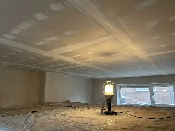 Geplamuurde en geschuurde naden van een gyprocplafond